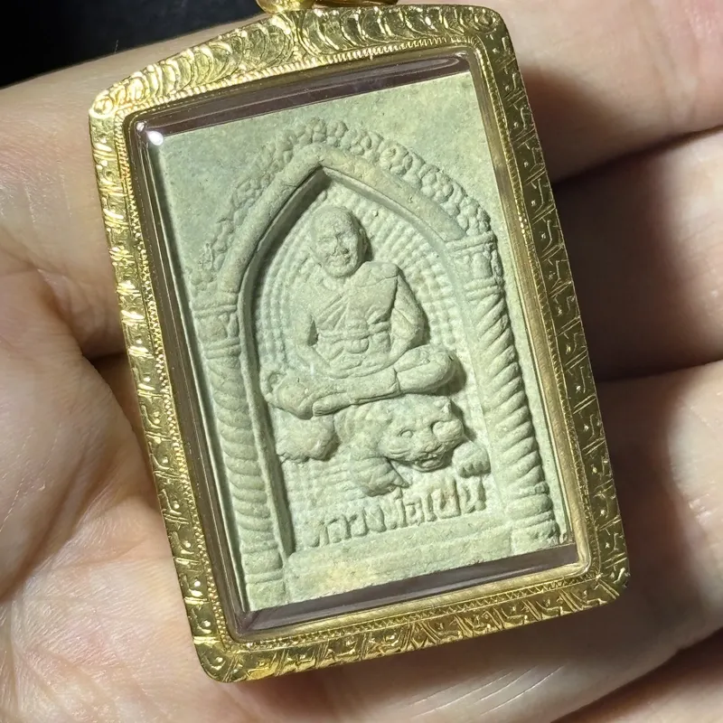 龙婆本·骑虎自身粉牌（นั่งเสือ）·佛历2536年·瓦邦帕寺（刺符宗师70岁年份出品｜鉴定P07769·仅此一件） 8