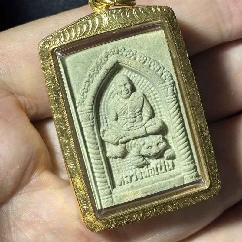 龙婆本·骑虎自身粉牌（นั่งเสือ）·佛历2536年·瓦邦帕寺（刺符宗师70岁年份出品｜鉴定P07769·仅此一件） 7