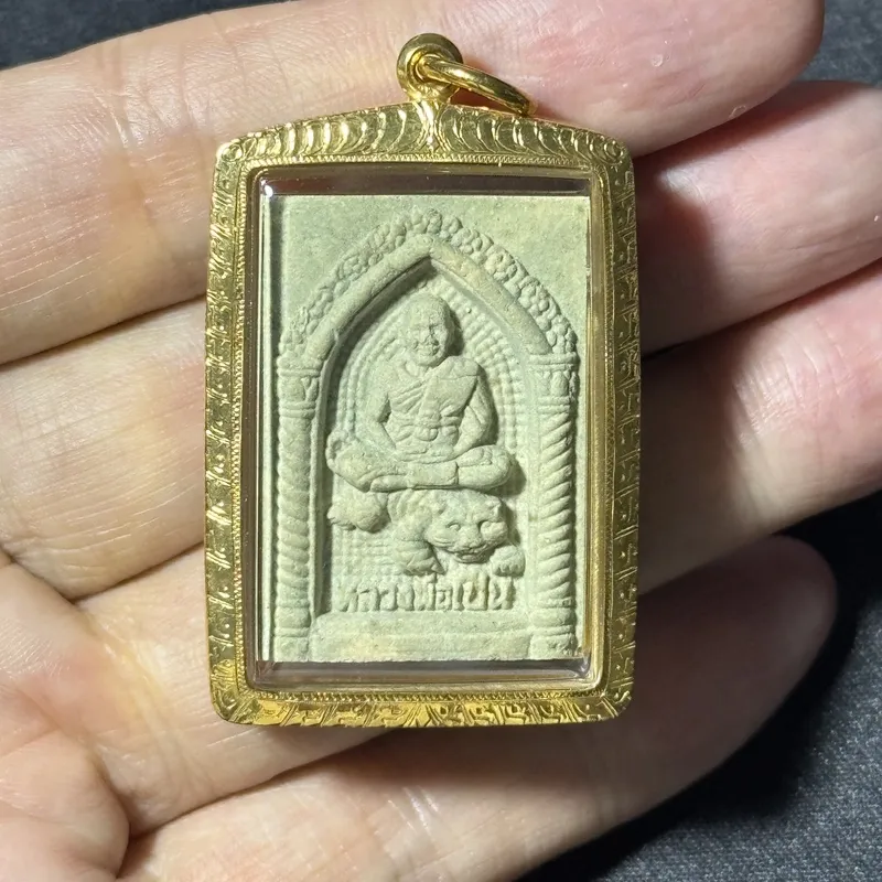 龙婆本·骑虎自身粉牌(นั่งเสือ)·佛历2536年·瓦邦帕寺(刺符宗师70岁年份出品|鉴定P07769·仅此一件) 1