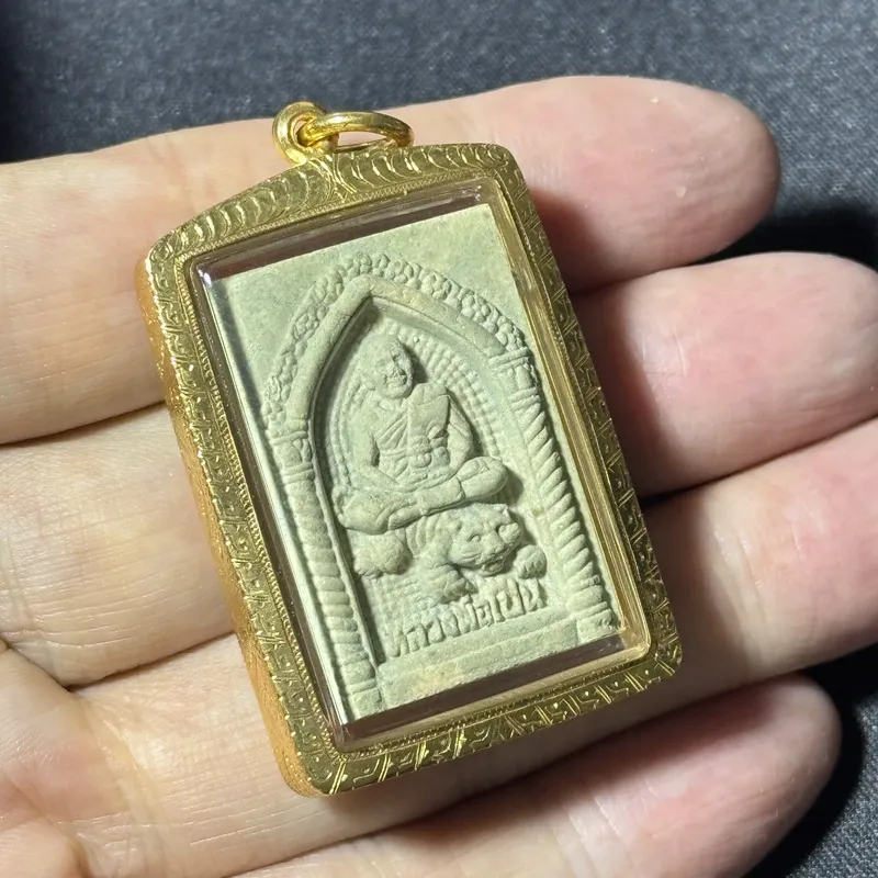 龙婆本·骑虎自身粉牌（นั่งเสือ）·佛历2536年·瓦邦帕寺（刺符宗师70岁年份出品｜鉴定P07769·仅此一件） 3