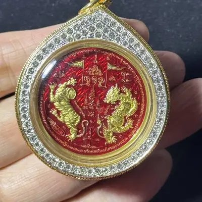 龙婆威集 Luang Pu Wichit · 双虎圣虎币·เสาร์ 5 加持版·烧珐琅黄铜（佛历2567年卡奥南诺寺亲主开光｜五场法会加持·意大利金+水钻镶边·仅此一件）
