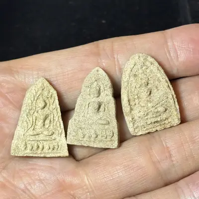 龙婆猜·成功佛（พระพุทธชินราช）·阿提杰灵粉（佛历2497年信武里华哇寺亲制｜70年老粉牌·同批3尊各附证书）