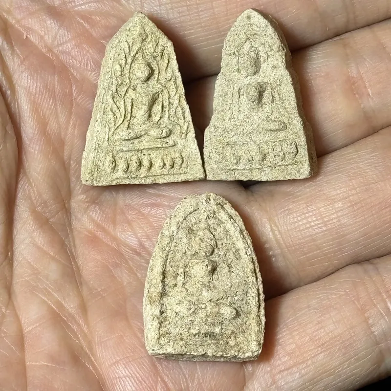 Luang Pho Chai · Phra Phuttha Chinnarat · Itthije Maha Phut Powder · Wat Hua Wao, Singburi B.E. 2497 — 70-Year-Old Batch, 3 Pieces Each Certified 2