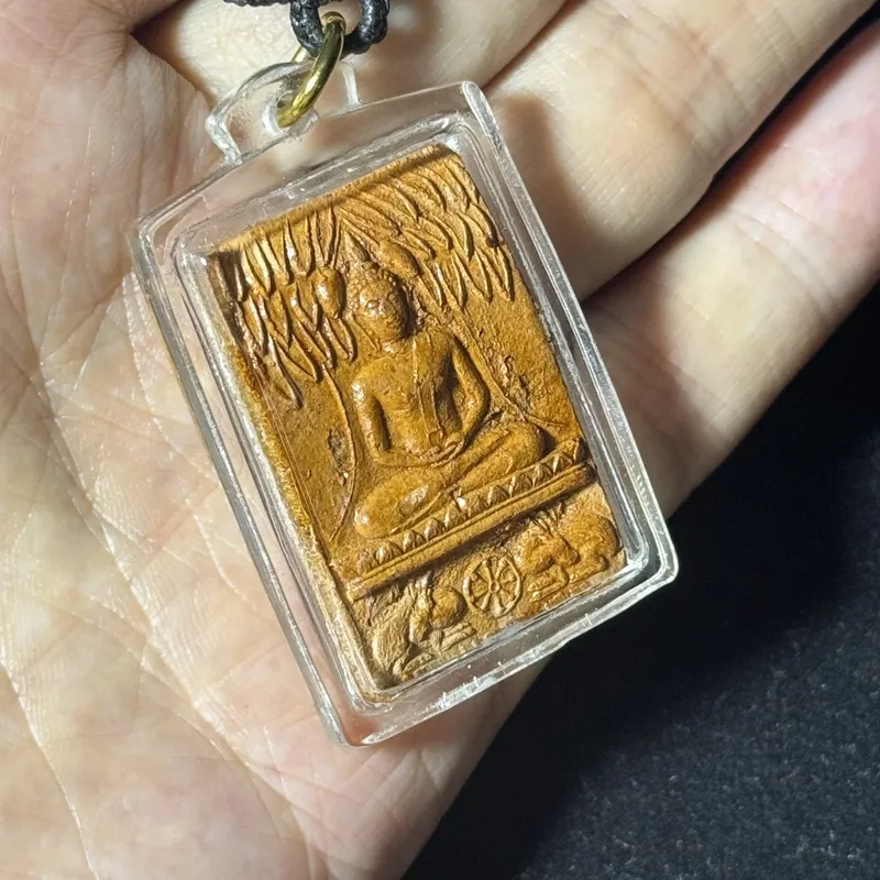 龙婆扎兰·佛陀降魔印·大鹿版·泥质（佛历2513年安帕万寺开光｜背嵌袈裟头发·仅此一件） 2