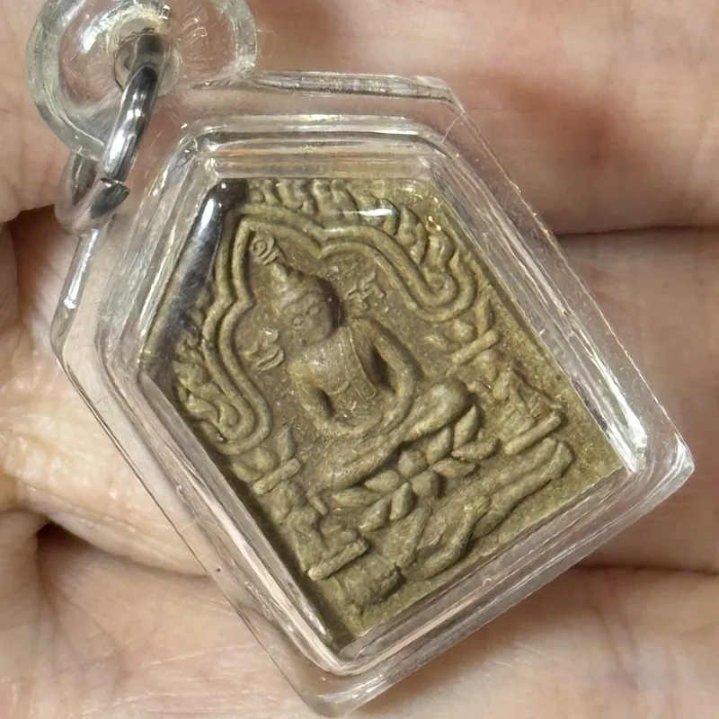 龙婆沙空·天尼密坤平佛·รุ่นสร้างอุโบสถ建殿期·พิมพ์เล็ก小模·粉质（佛历2554年乌泰他尼府天尼密寺｜背嵌金符片·已配防水壳·鉴定卡P06548·仅此一件） 3