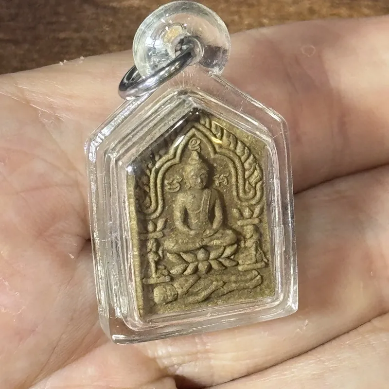 龙婆沙空·天尼密坤平佛·รุ่นสร้างอุโบสถ建殿期·พิมพ์เล็ก小模·粉质(佛历2554年乌泰他尼府天尼密寺|背嵌金符片·已配防水壳·鉴定卡P06548·仅此一件) 1