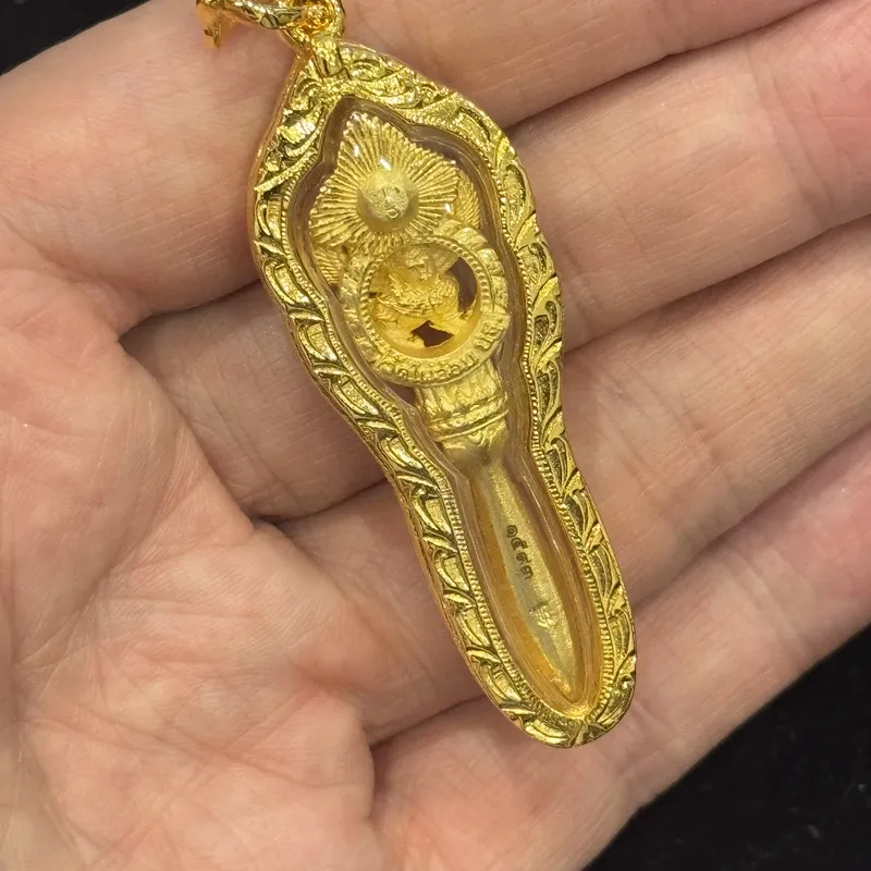 龙婆雨水·鹰神灭魔刀·金色合金镶水钻（佛历2556年派隆寺·龙婆判101周年冥诞纪念法会开光｜初缘系列） 4