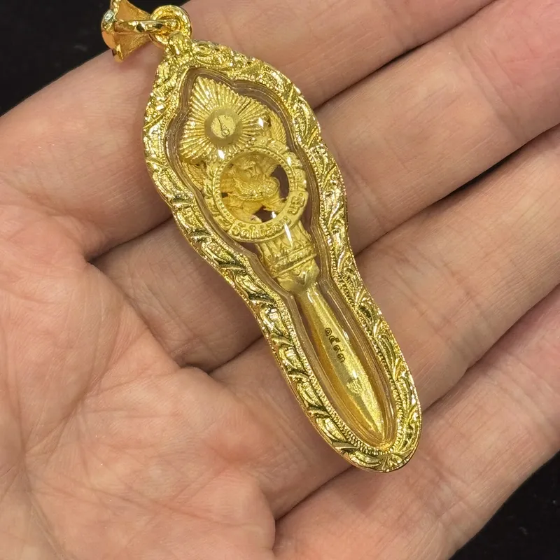 龙婆雨水·鹰神灭魔刀·金色合金镶水钻（佛历2556年派隆寺·龙婆判101周年冥诞纪念法会开光｜初缘系列） 3