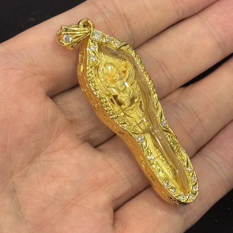 龙婆雨水·鹰神灭魔刀·金色合金镶水钻（佛历2556年派隆寺·龙婆判101周年冥诞纪念法会开光｜初缘系列） 2