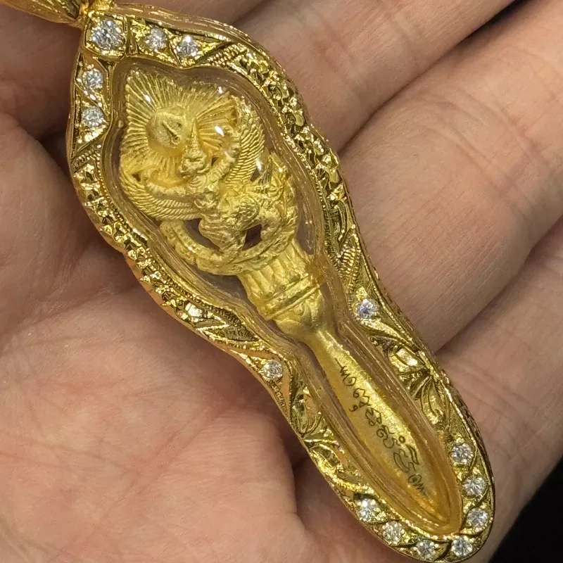 龙婆雨水·鹰神灭魔刀·金色合金镶水钻（佛历2556年派隆寺·龙婆判101周年冥诞纪念法会开光｜初缘系列） 7