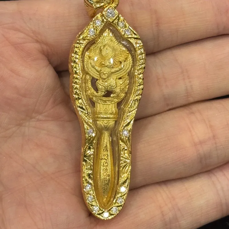 龙婆雨水·鹰神灭魔刀·金色合金镶水钻（佛历2556年派隆寺·龙婆判101周年冥诞纪念法会开光｜初缘系列） 9