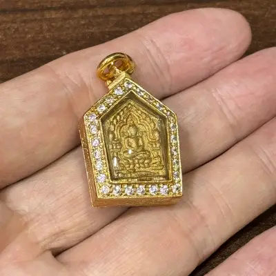 Wat Laharn Rai | Khun Paen Yu Ngoen Yu Thong · Giant Buddha Fundraising Edition · Small Mold · Rhinestone Gold Case · B.E. 2565
