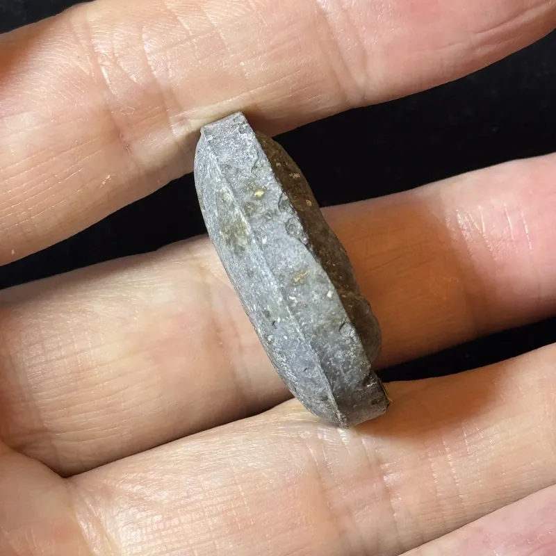 龙婆培·必打佛（พระปิดตา）·粉质嵌金箔（佛历2541年信武里碧军通寺亲主加持｜圆寂前一年晚期出品·仅此一件） 2