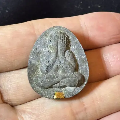 龙婆培·必打佛（พระปิดตา）·粉质嵌金箔（佛历2541年信武里碧军通寺亲主加持｜圆寂前一年晚期出品·仅此一件）
