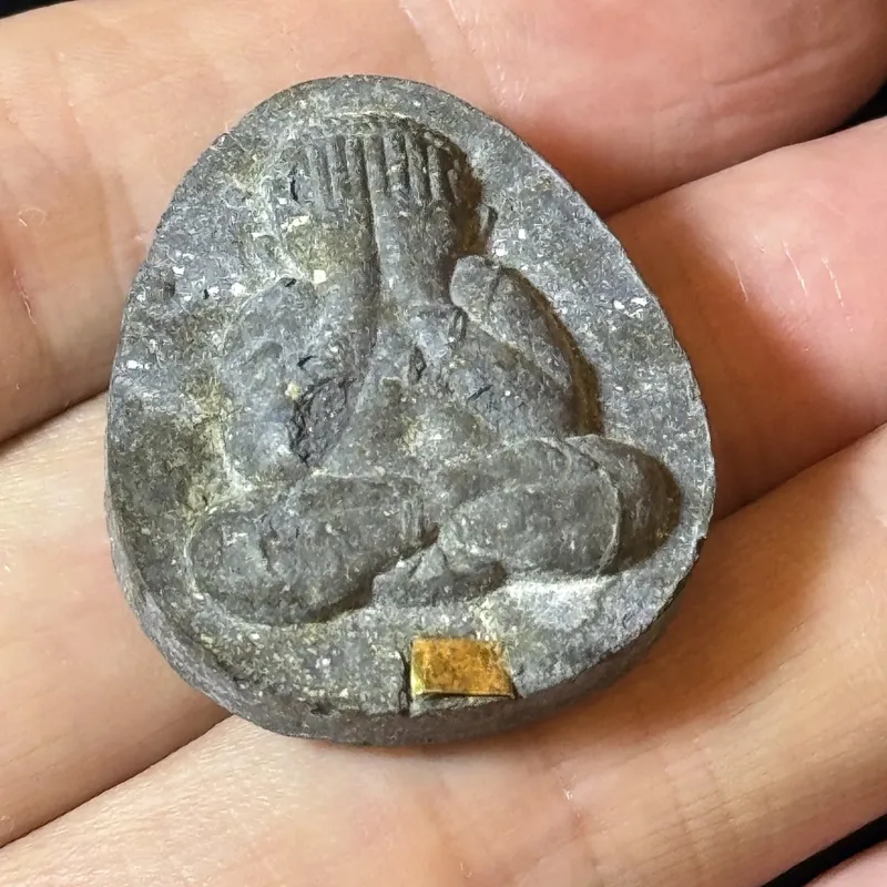 龙婆培·必打佛（พระปิดตา）·粉质嵌金箔（佛历2541年信武里碧军通寺亲主加持｜圆寂前一年晚期出品·仅此一件） 6