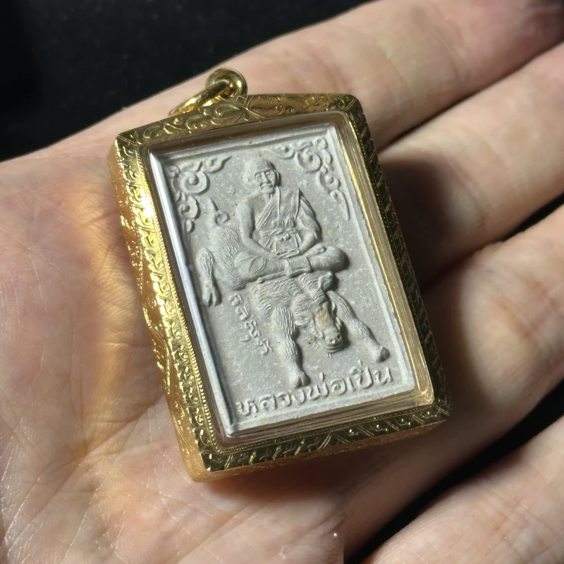 龙婆本·坐野猪像·粉质·70岁诞辰纪念版（佛历2534年邦帕寺亲主开光｜内嵌金符管+宝石·金外壳·仅此一件） 2