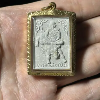 龙婆本·坐野猪像·粉质·70岁诞辰纪念版（佛历2534年邦帕寺亲主开光｜内嵌金符管+宝石·金外壳·仅此一件）