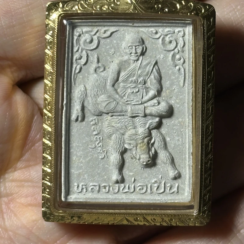 龙婆本·坐野猪像·粉质·70岁诞辰纪念版（佛历2534年邦帕寺亲主开光｜内嵌金符管+宝石·金外壳·仅此一件） 7