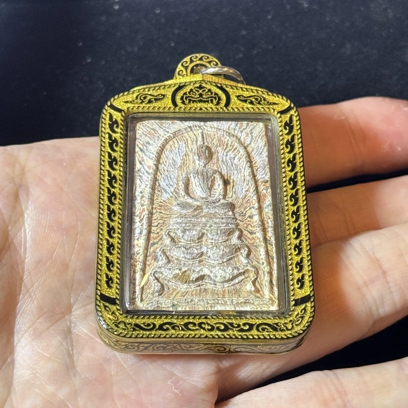 龙婆培·崇迪佛·狮子座模·粉质（佛历2515年瓦编冠汤寺亲主开光｜亚克力防水壳·仅此一件） 2