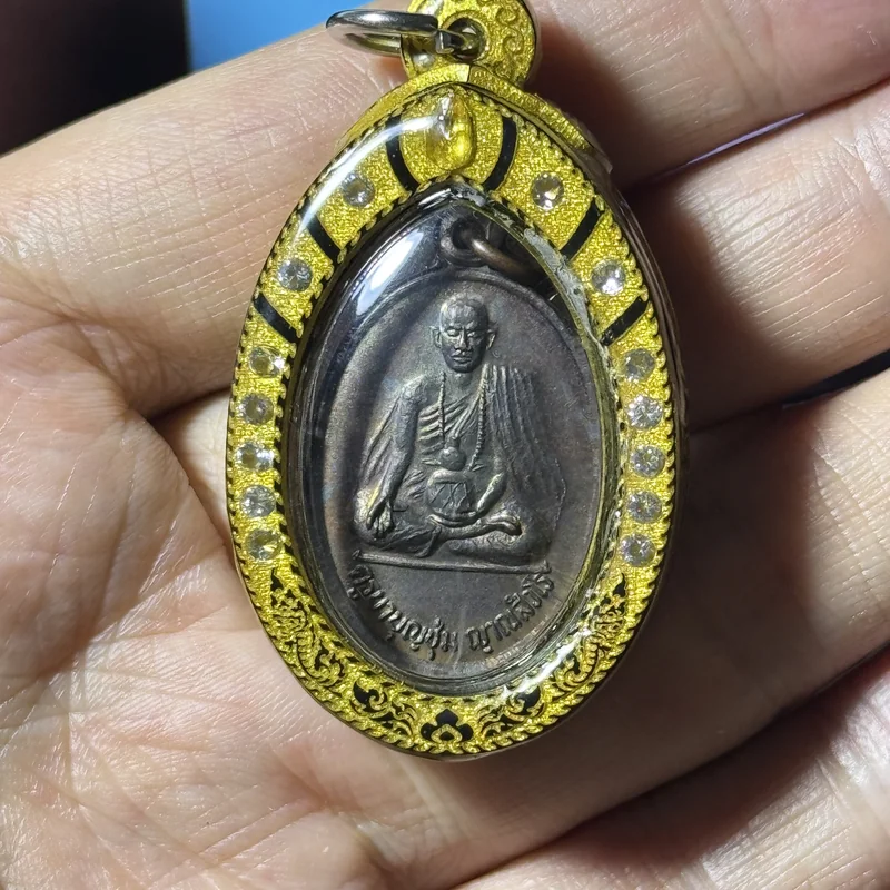古巴文春·持葫芦自身像·铜质（佛历2539年｜泰国佛牌比赛荣誉奖·编号1513-197351·双外壳·仅此一件） 2