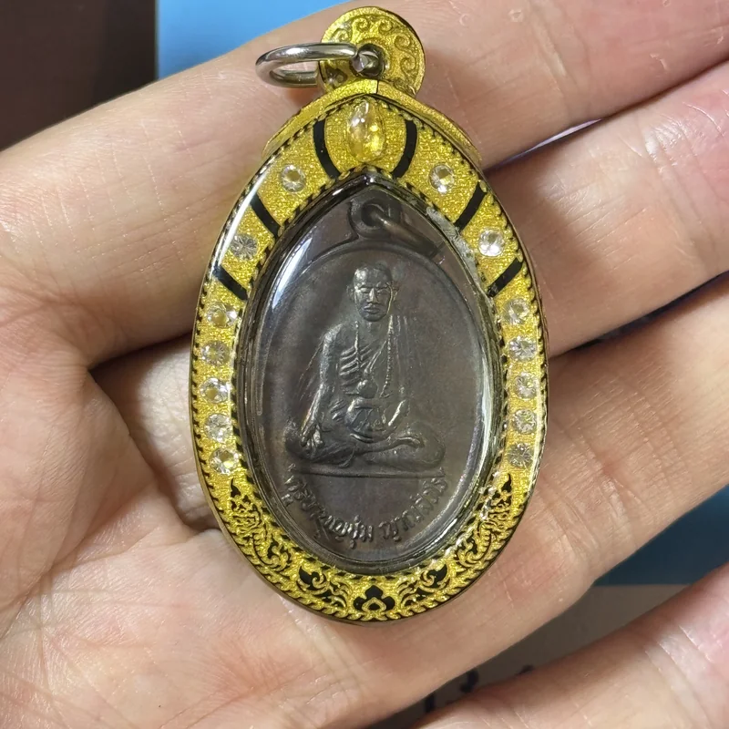 古巴文春·持葫芦自身像·铜质(佛历2539年|泰国佛牌比赛荣誉奖·编号1513-197351·双外壳·仅此一件)