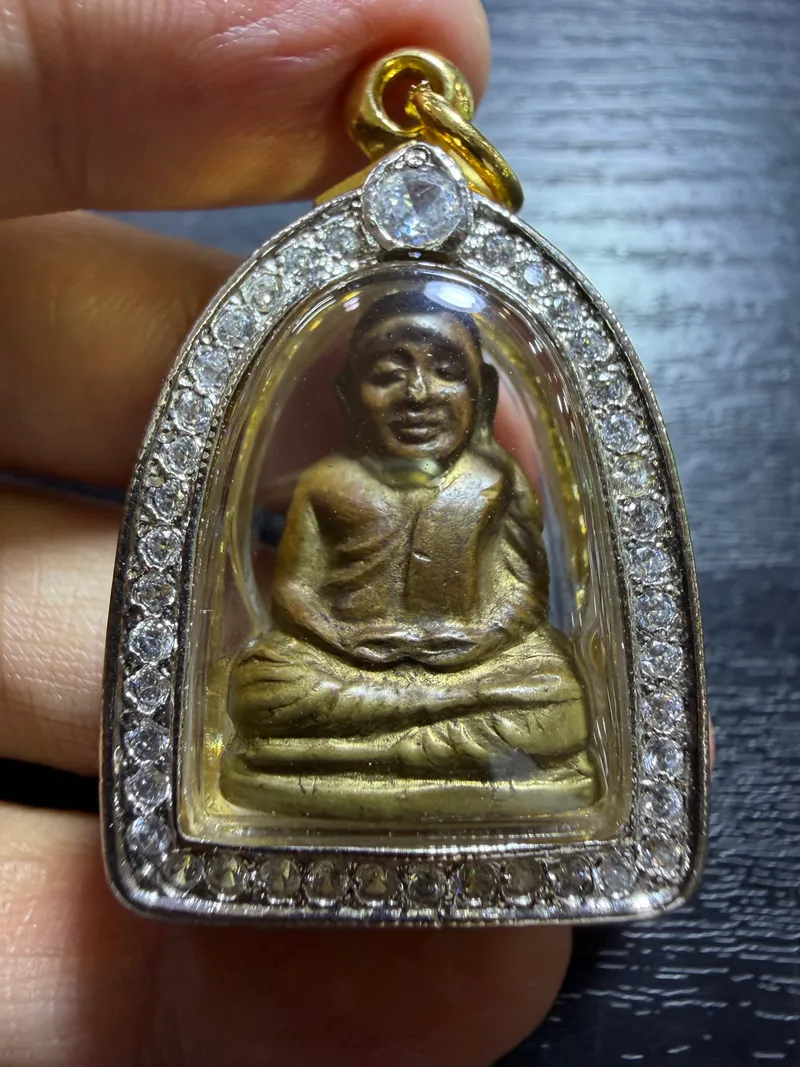 龍婆銀·2516年背二銅像·黃銅·金銀雙色鑲鑽外殼(佛曆2516年披集府希蘭亞拉姆寺|協會正式鑑定卡 R10200) 1