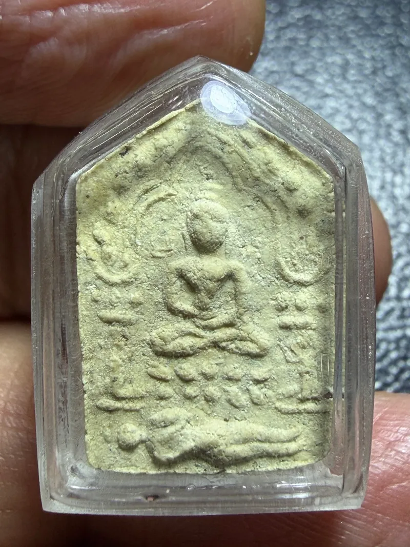 龍婆添·坤平佛·小模第二版模(波爽)·粉質(約佛曆2516–2517年羅勇府拉漢萊寺|協會正式鑑定卡 GJ09-FB00E·僅此一件) 1