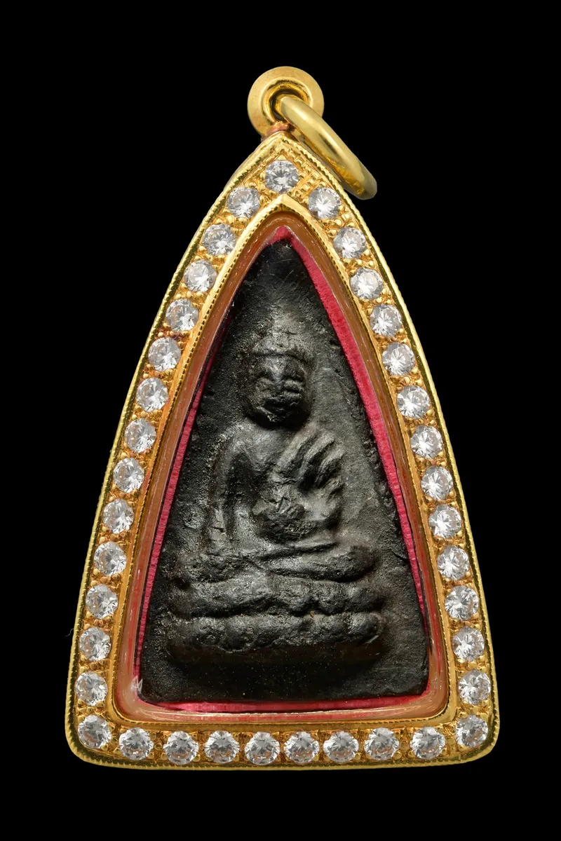 Khun Mae Boonruean · Phut Noi Little Buddha · First Batch (Run Raek) · Large Mold, Black · Wat Awut Wikasitaram B.E. 2494 — Certified No. 08498 1