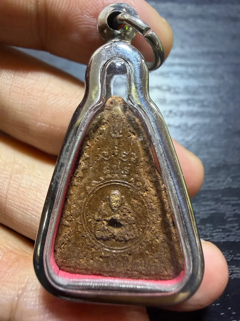Luang Pho Phina · Phra Sut Amulet · Mini Mold · Clay and Sacred Powder · Wat Sanom Lao, Saraburi, c. B.E. 2527–2545 — Certified D00430 2