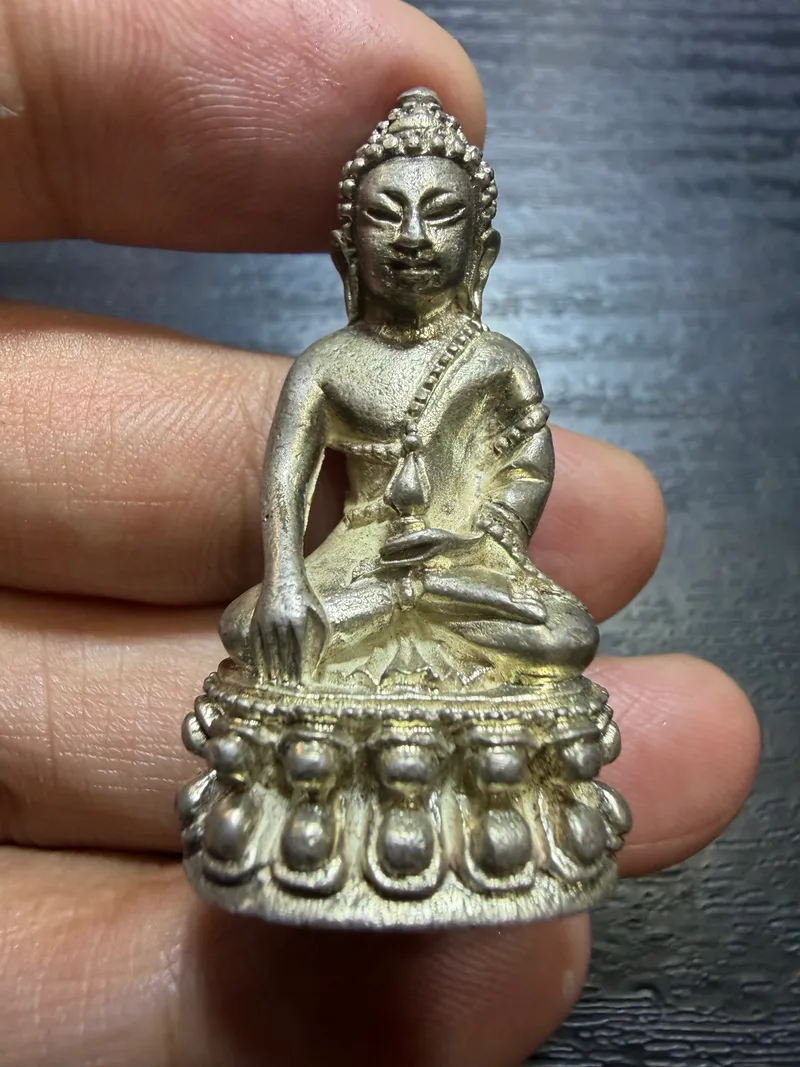 龍婆坤·藥師佛「เสาร์ 5 คูณพันล้าน」期·純銀(佛曆2537年呵叻府班萊寺|協會正式鑑定卡 K04325·僅此一件) 1