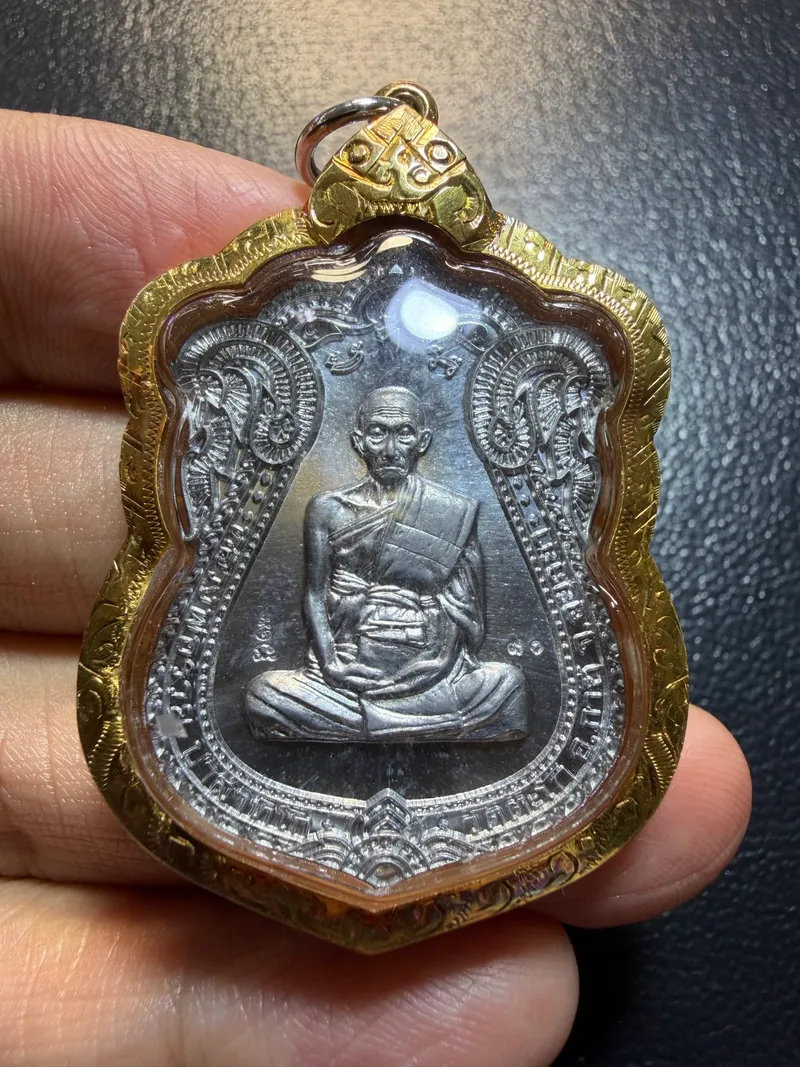 龍婆瑞·舍瑪自身牌·鉛質·背手刻滿符·編號90(佛曆2559年大城府塔戈寺·師傅在世版|協會正式鑑定卡 GJ09-212A0·僅此一件) 1