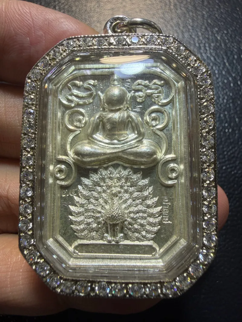 古巴阿里雅查·孔雀坐像牌(神獸宋迪坐孔雀)·供應商標註純銀鑲鑽外殼(佛曆2567年|協會鑑定 00443·僅此一件) 1
