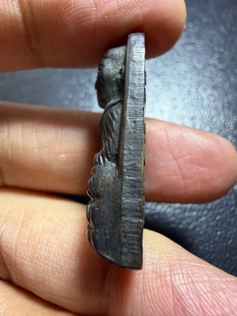龍婆托·熨斗形背經文·原皮（供應商標註佛曆2505年·北大年府昌海寺｜協會鑑定 06990·僅此一件） 2