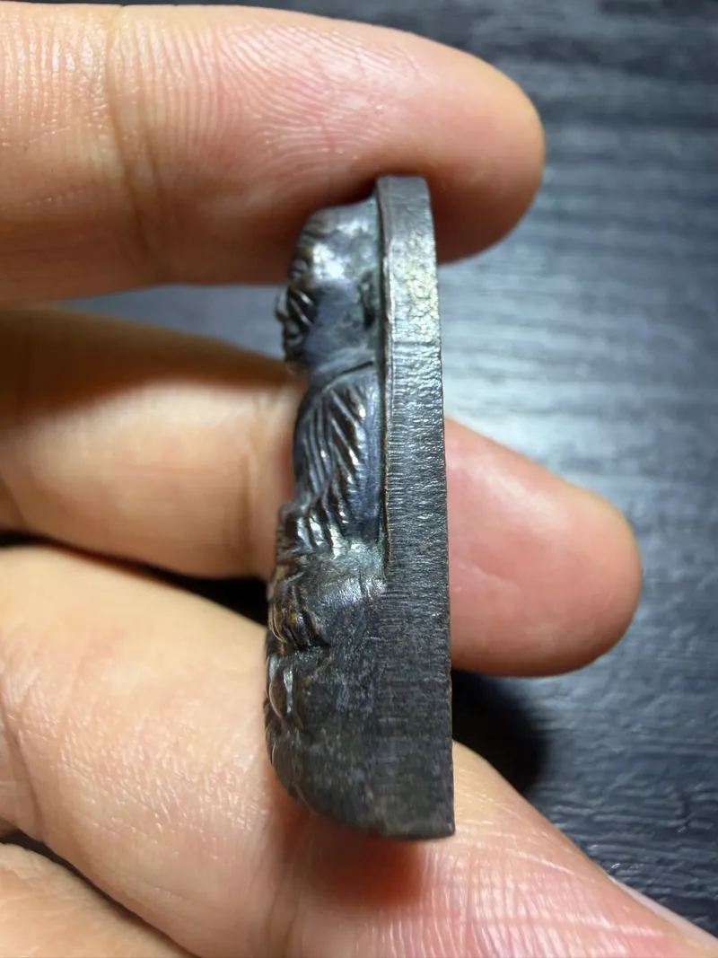 龙婆托·熨斗形小字背经文·合金·原皮（佛历2505年北大年府昌海寺｜协会正式鉴定卡 T06989·仅此一件） 2