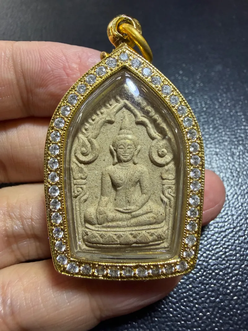 Luang Pho Kong · Phong Phrai Khun Paen Second Batch · Sacred Powder · B.E. 2530 · Gold-Tone Stone-Set Case — Certified No. 00480 1