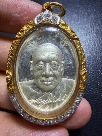 Luang Pho Phong (Pho Than Phong) · Solid Silver Portrait Coin No. 33 with Robe and Hair · Wat Chaeng, Phatthalung B.E. 2560 — Certified No. 00463