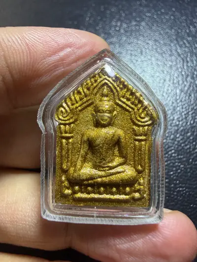 龙婆撒空·坤平佛二期·刷金版·背嵌纯银符管（供应商标注）·碰派古曼粉（佛历2538年罗勇府农葛寺｜协会鉴定 06994·仅此一件）