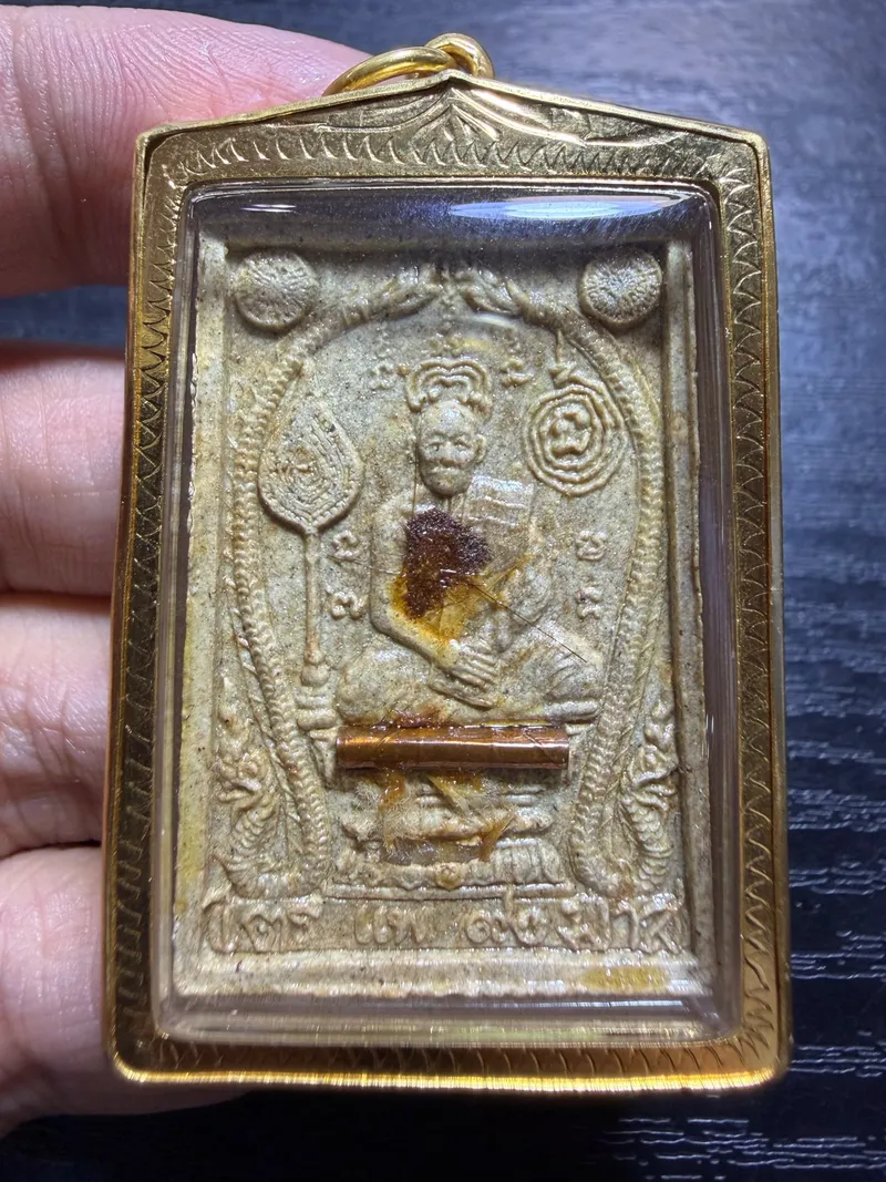 龍婆培·聖血崇迪·粉質背嵌符管·金色外殼（佛曆2537年信武裡府編冠湯寺｜協會鑑定 08497·僅此一件） 2