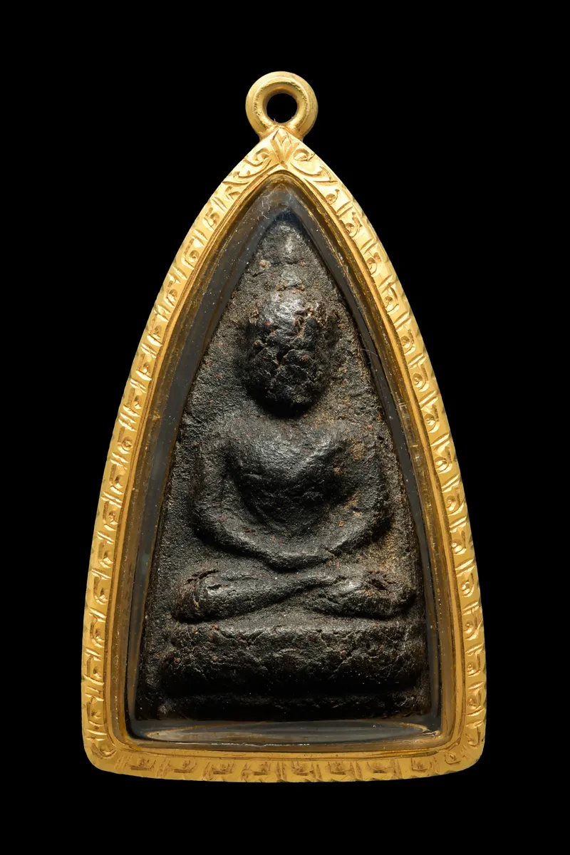 龍婆Boon·金達麻尼藥粉帕猜瓦(勝利佛)·金色外殼(約佛曆2475-2476年佛統府剛邦繳寺|協會正式鑑定卡 GJ10-E048A·僅此一件) 1
