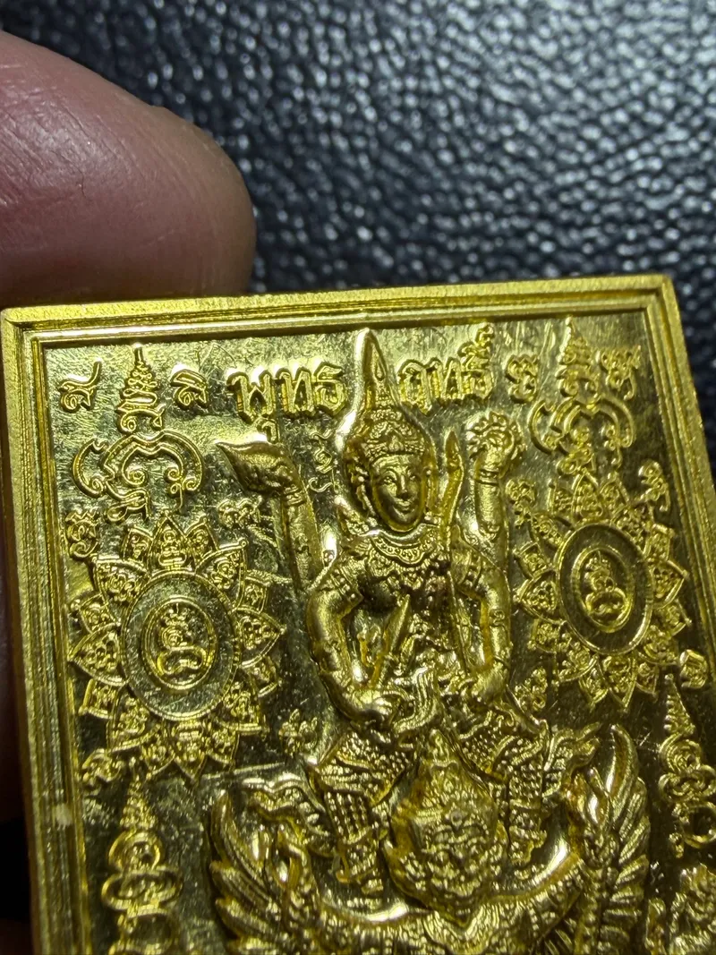 Ajarn Dai (Ajarn Toi, Bang Ping) · Phra Narai Song Khrut, Narai Riding the Garuda · Solid Gold Edition · B.E. 2560 — Certified No. 00482 2