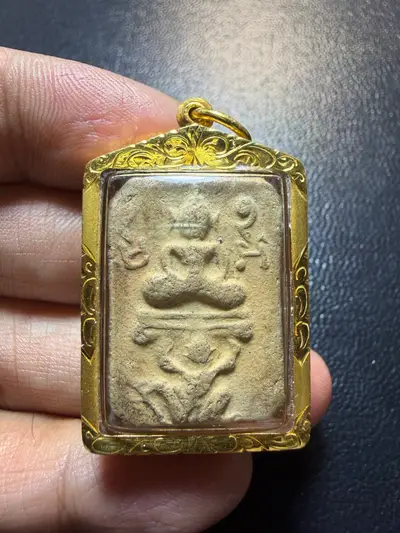 龍婆班·哈努曼抬座佛·燒土（佛曆2460年邦農闊寺｜協會正式鑑定卡 D03891·金殼·僅此一件）