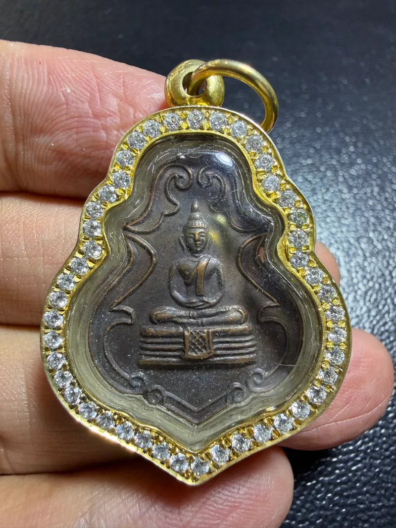 龙婆索通佛·盾徽形铜币·镶钻金壳(佛历2525年北柳府索通寺|协会正式鉴定卡 CO07920·仅此一件) 1